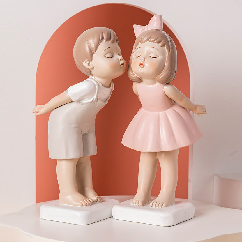 Whole sale lovely resin figurine kissing Ornament Little Girl and boy sculpture for Home Decorative for girl's room or gift
