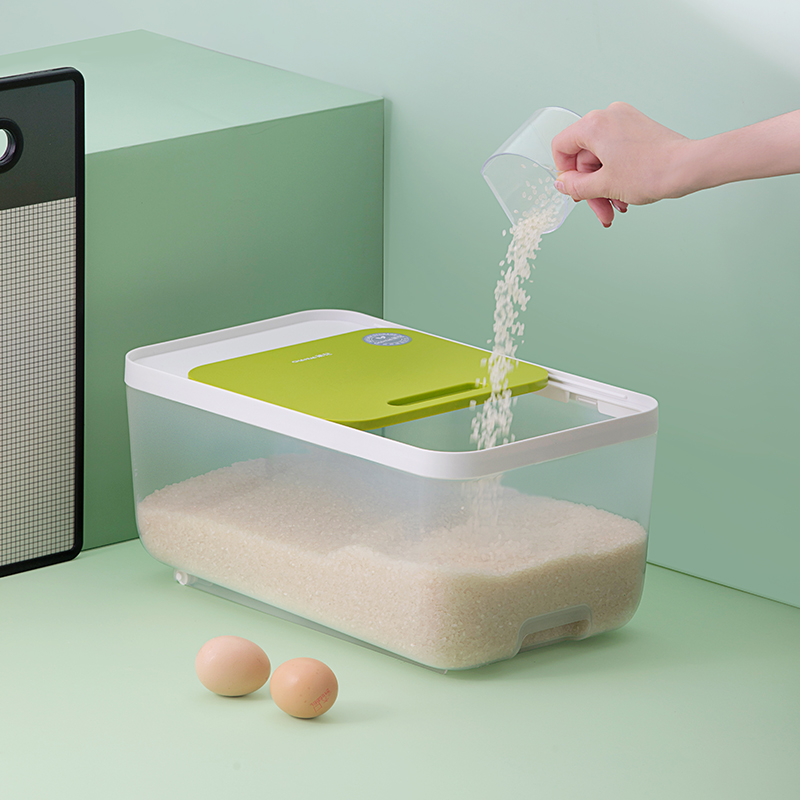 Plastic PP material clear cereal or rice bucket storage bin of tilted body with wheels and measuring cup