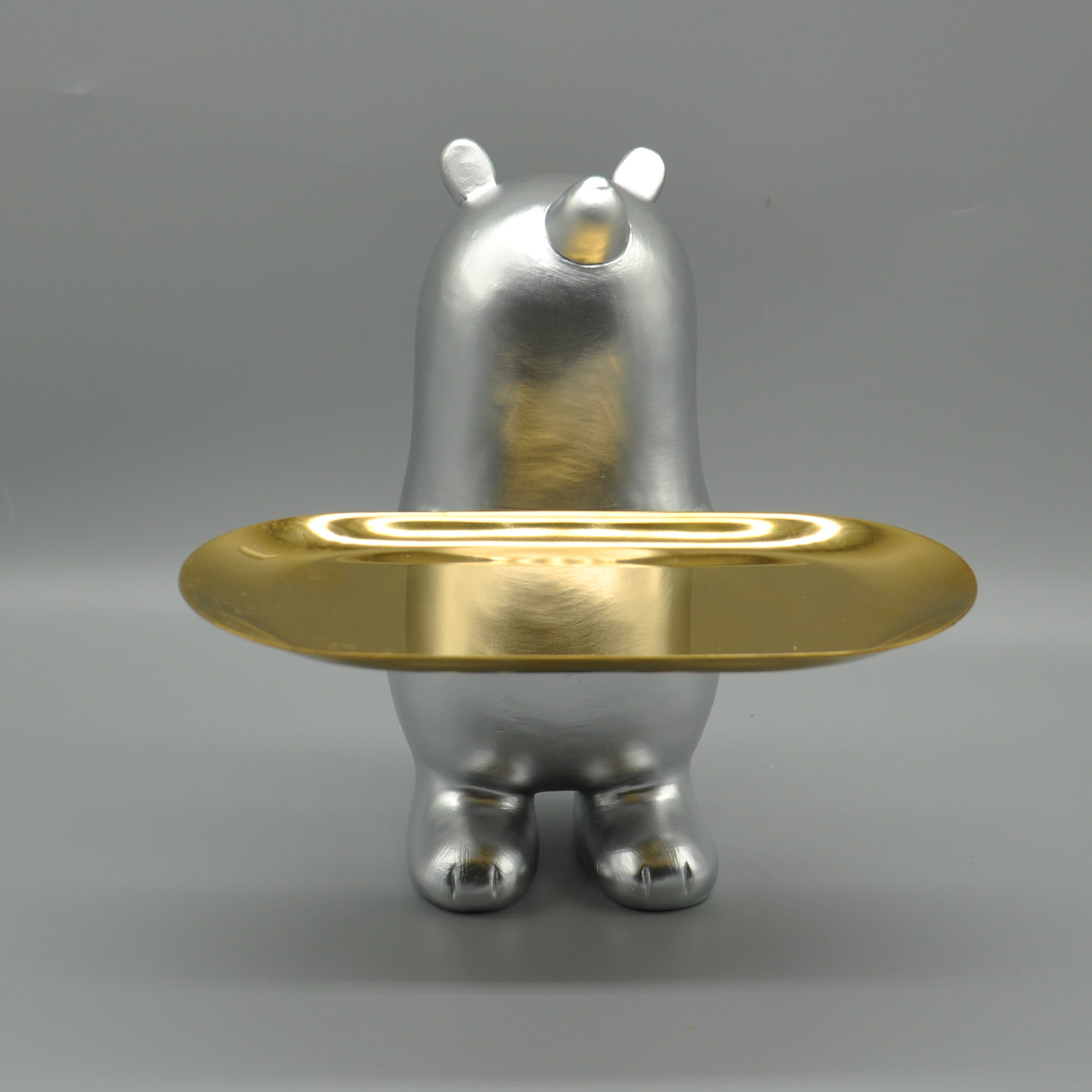 Wholesale resin molds cartoon bear sculpture with plate crafts accessories for indoor decoration