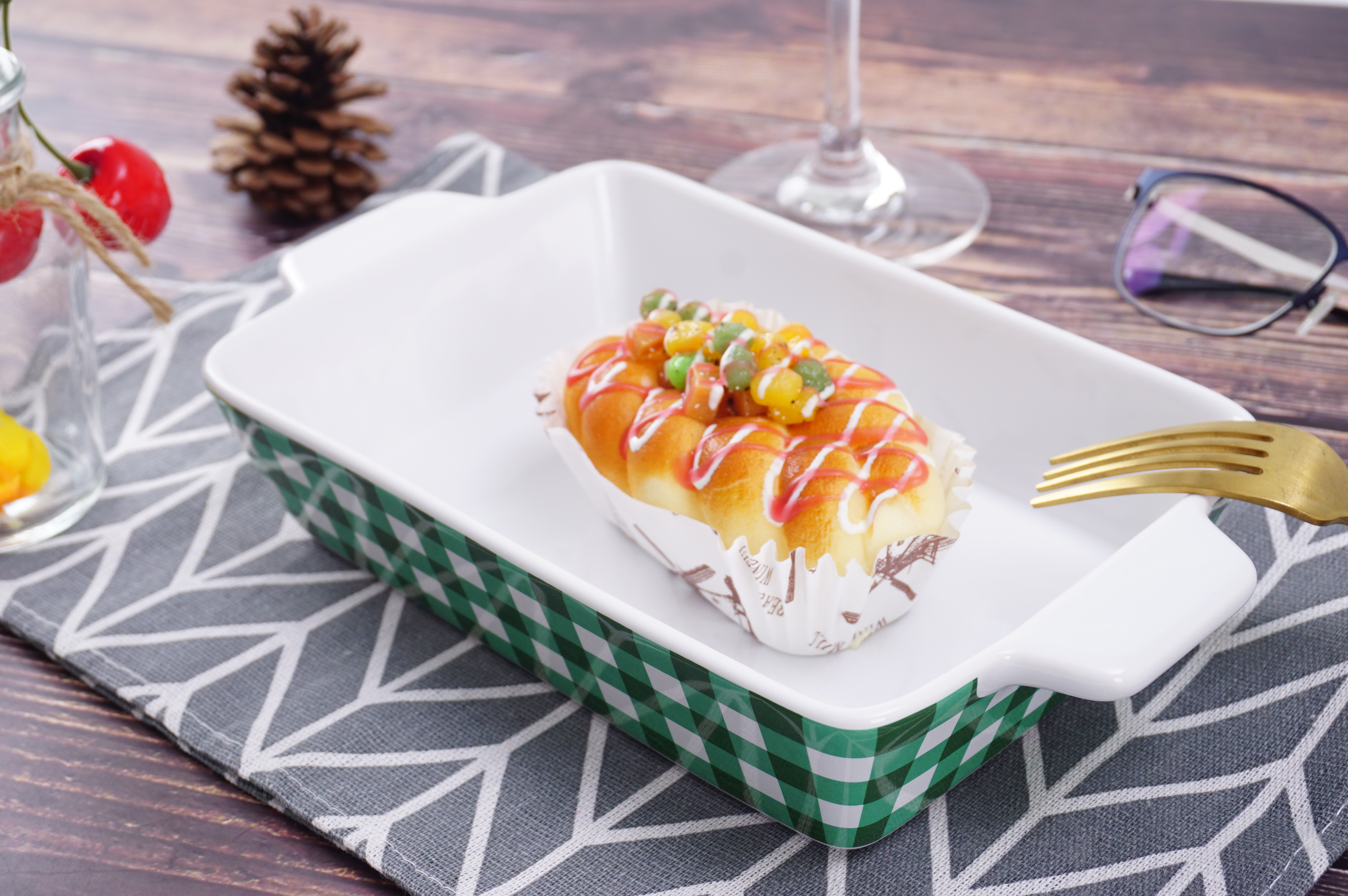 Baking plate with decal baking pan