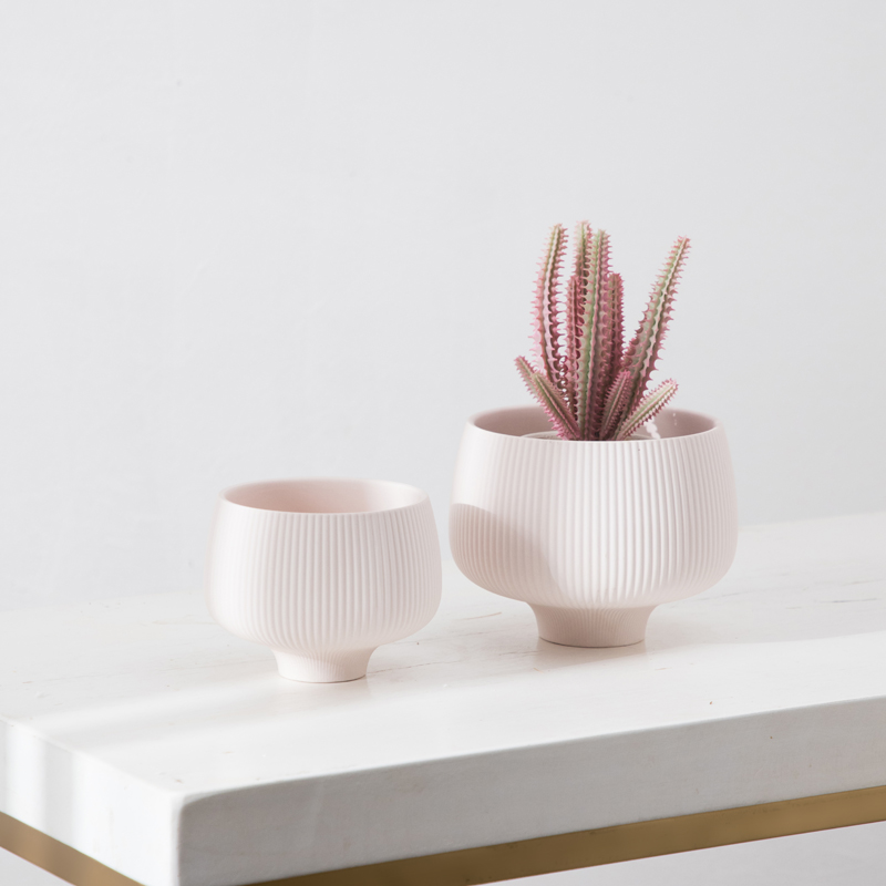 Vertical flowerpot with small feet