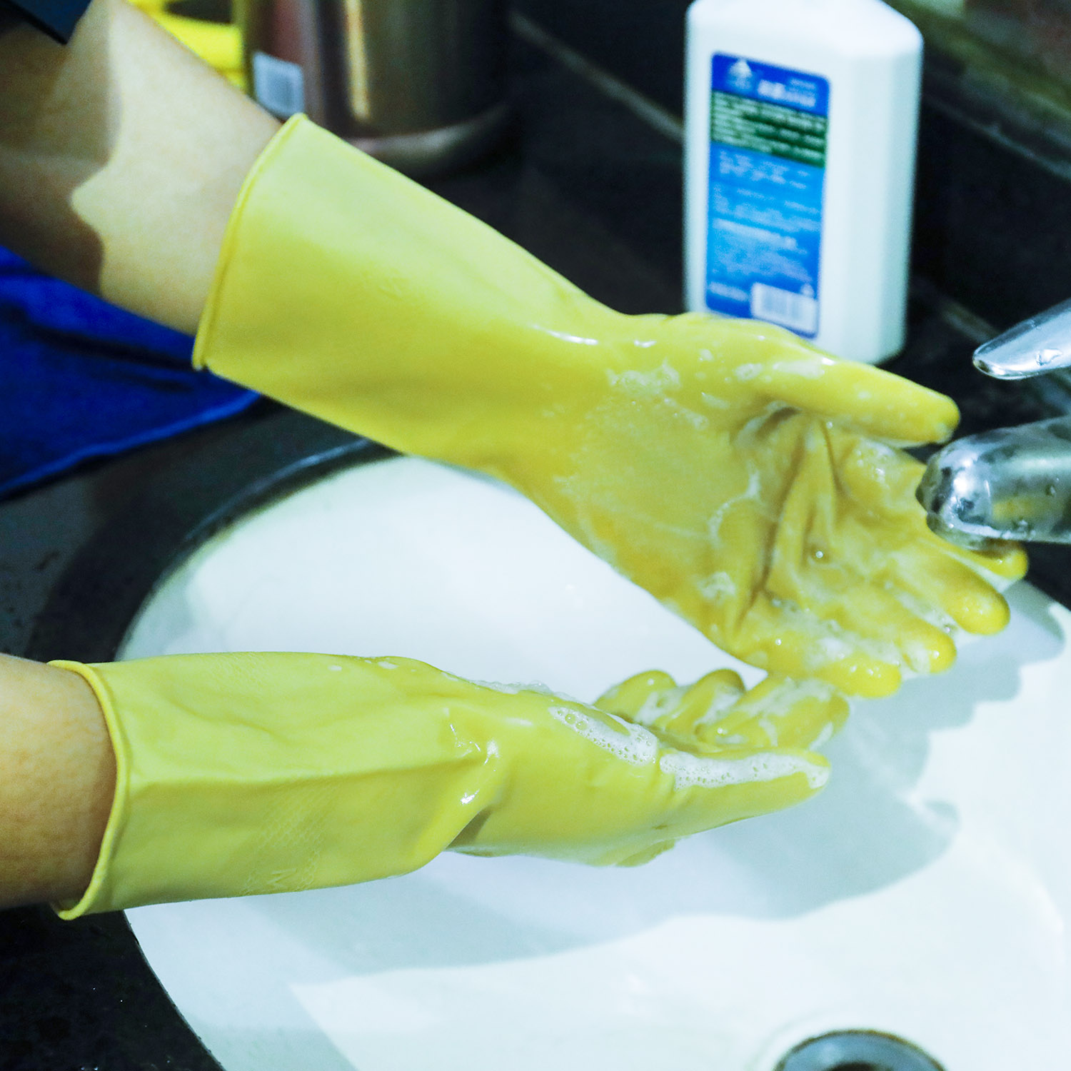 Yellow latex household gloves. water proof,anti slip,flexible