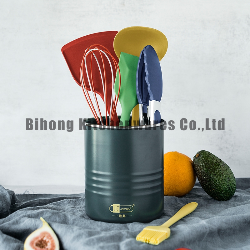 7 pcs utensils including: whisk *1 9""tongs *1 truner *1 ladle *1 brush *1 Spatula *1 Utensils Holder*1