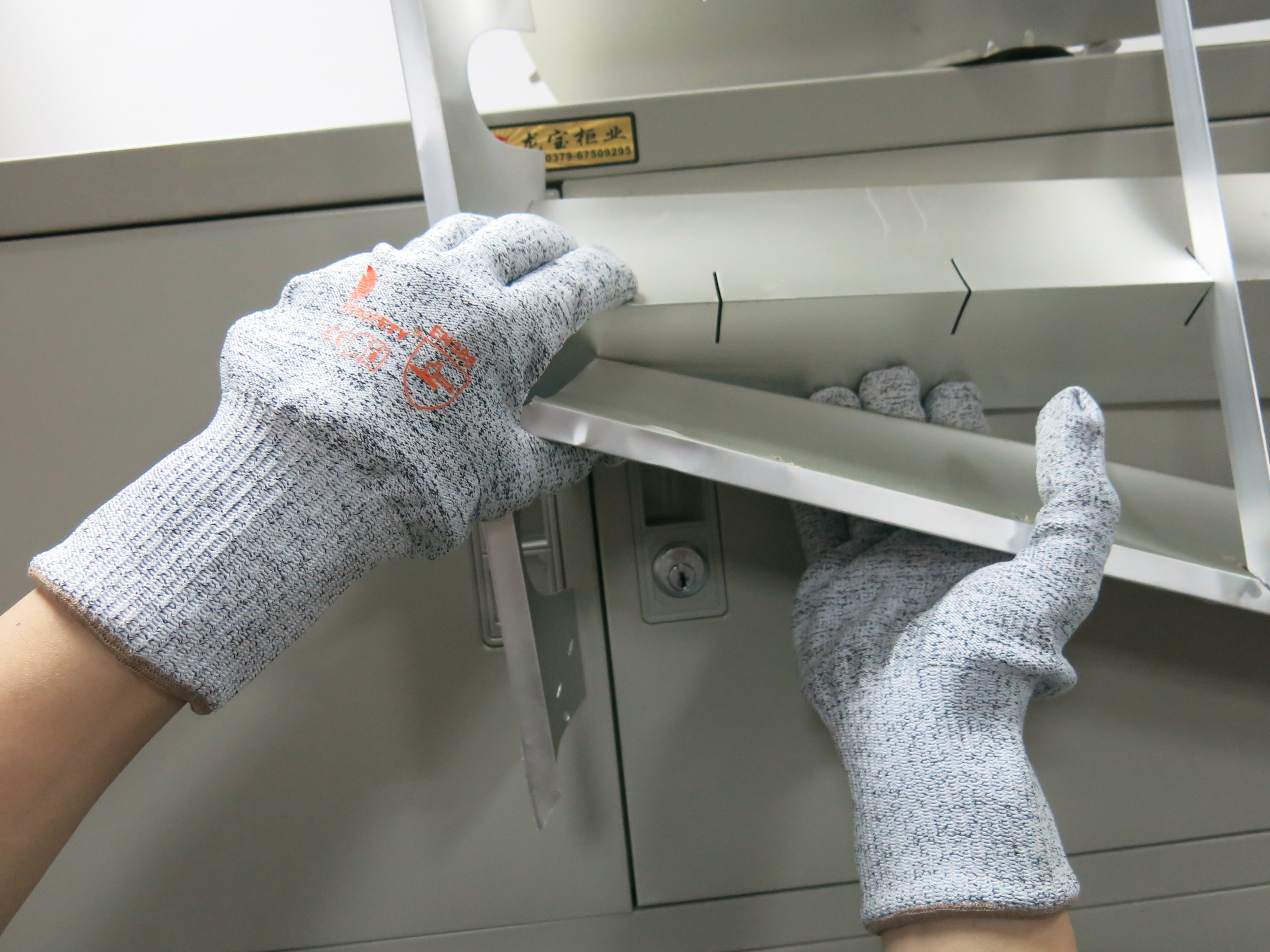 Cut resistant glove