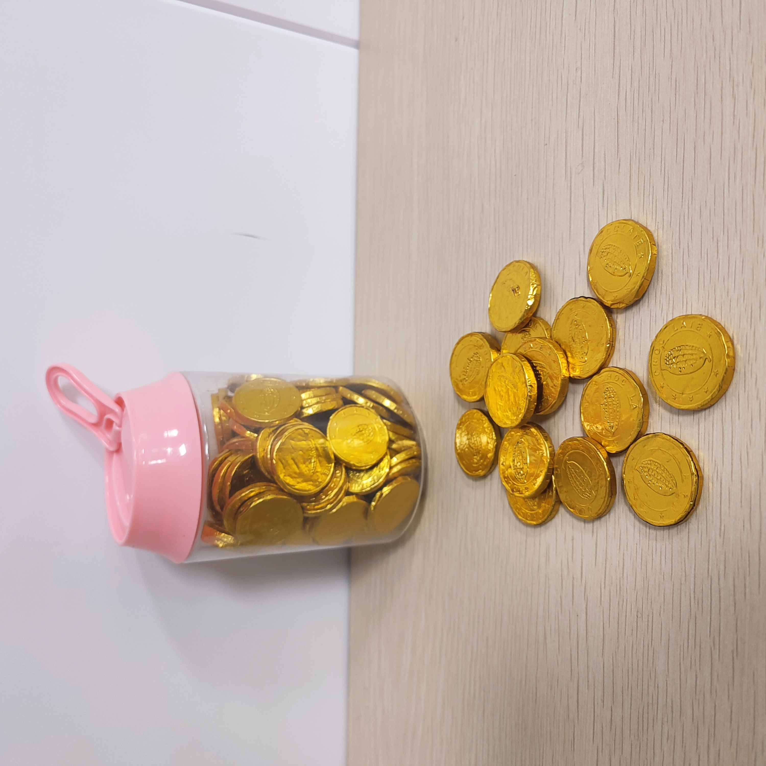 Chinese custom candies good taste sweet old gold golden coin mini chocolate candy in a bottle