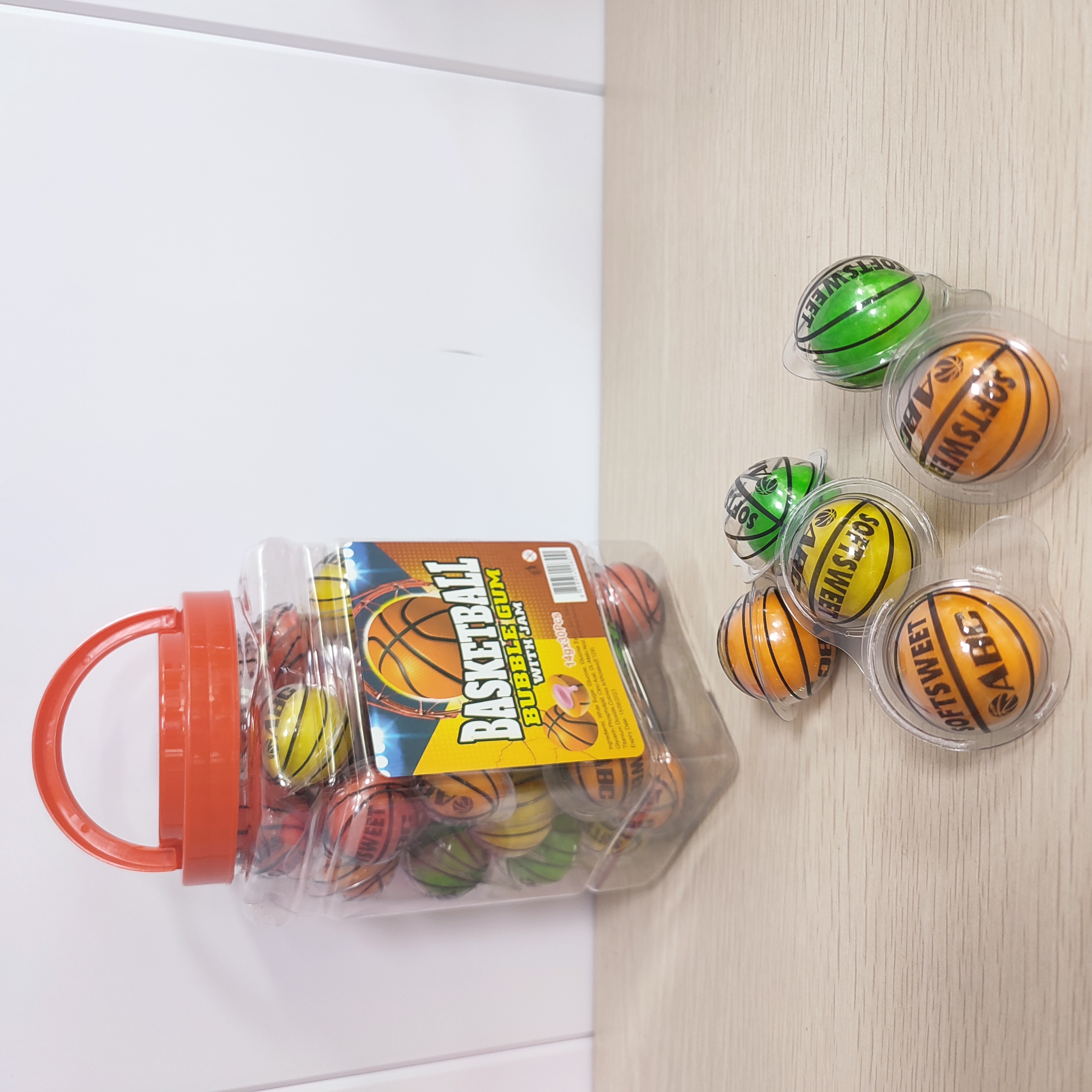 Wholesale New Style Sweet Fruit Flavor Basketball Shape Bubble Gum With Jelly Liquid Jam Filling