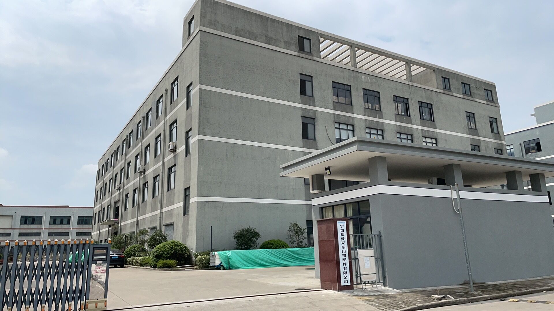 Chengdu Pawel Door and Window Co., Ltd. – Louvered doors and windows 1