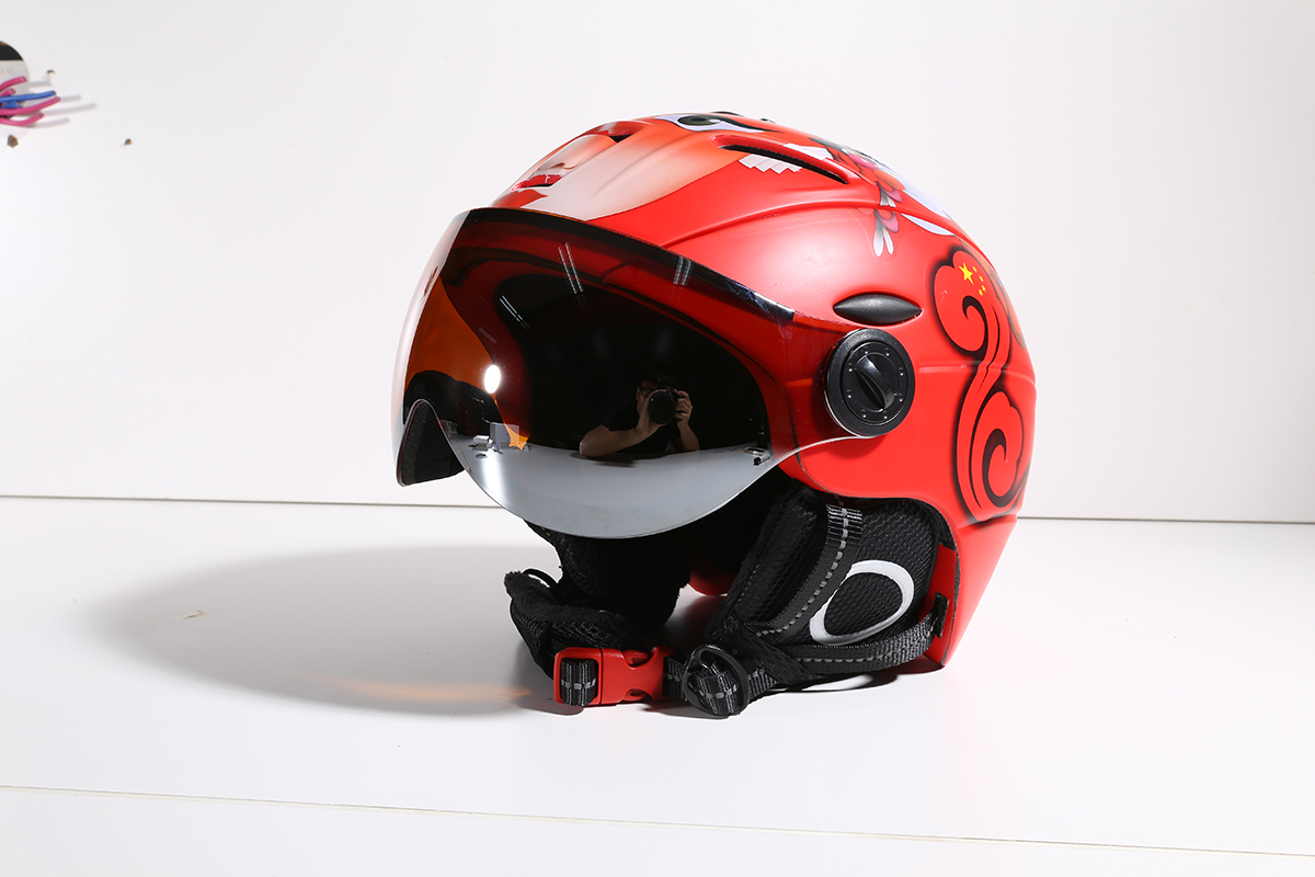 Ski helmet