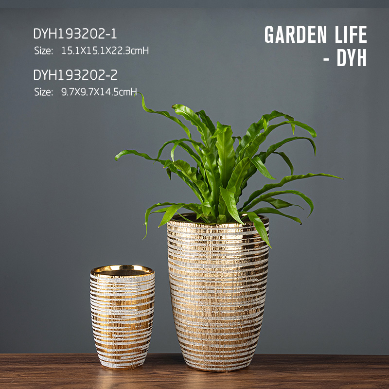 Exquisite shinny and matte across curved edge electroplated flower vase