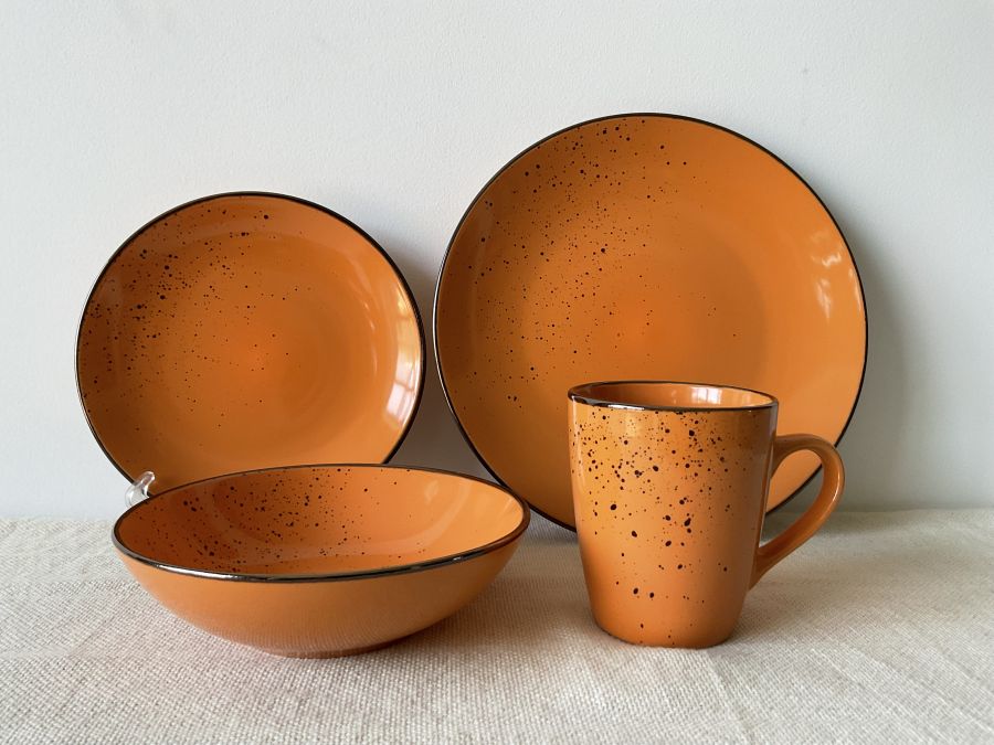 Solid glaze with metal edge dinnerware